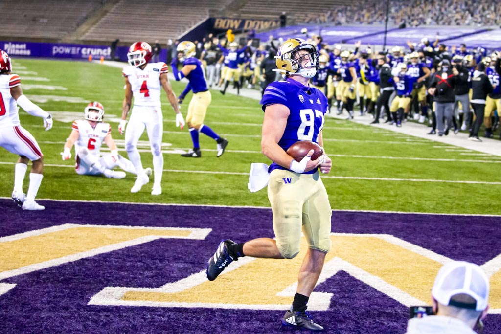 Washington tigth end Cade Otton stands in the end zone against Utah.