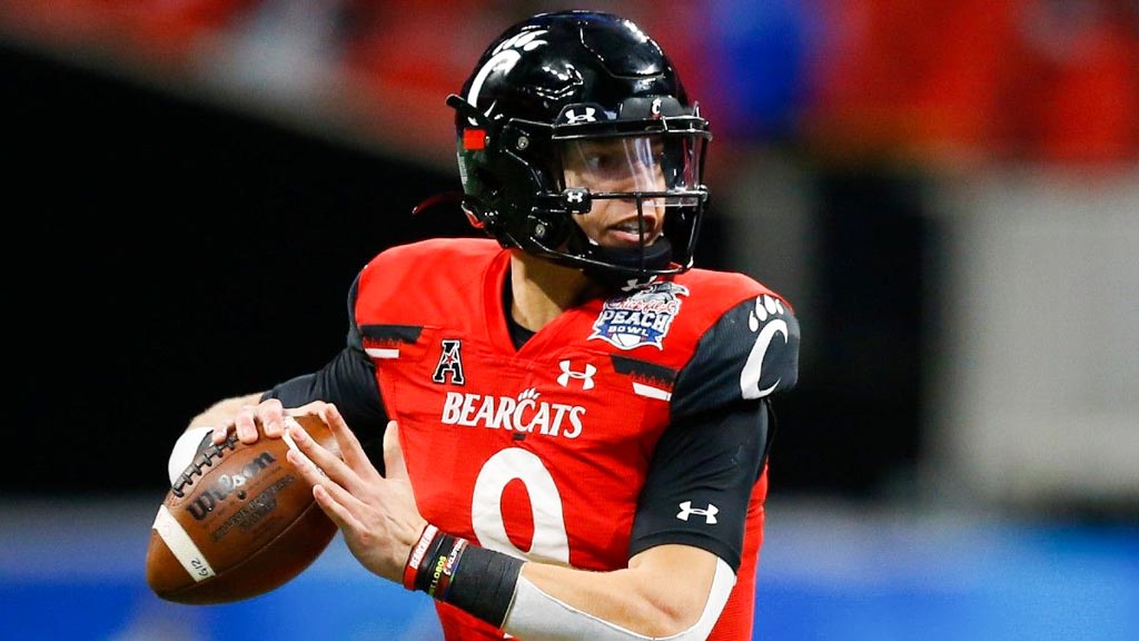 Desmond Ridder of the Cincinnati Bearcats drops back to pass.