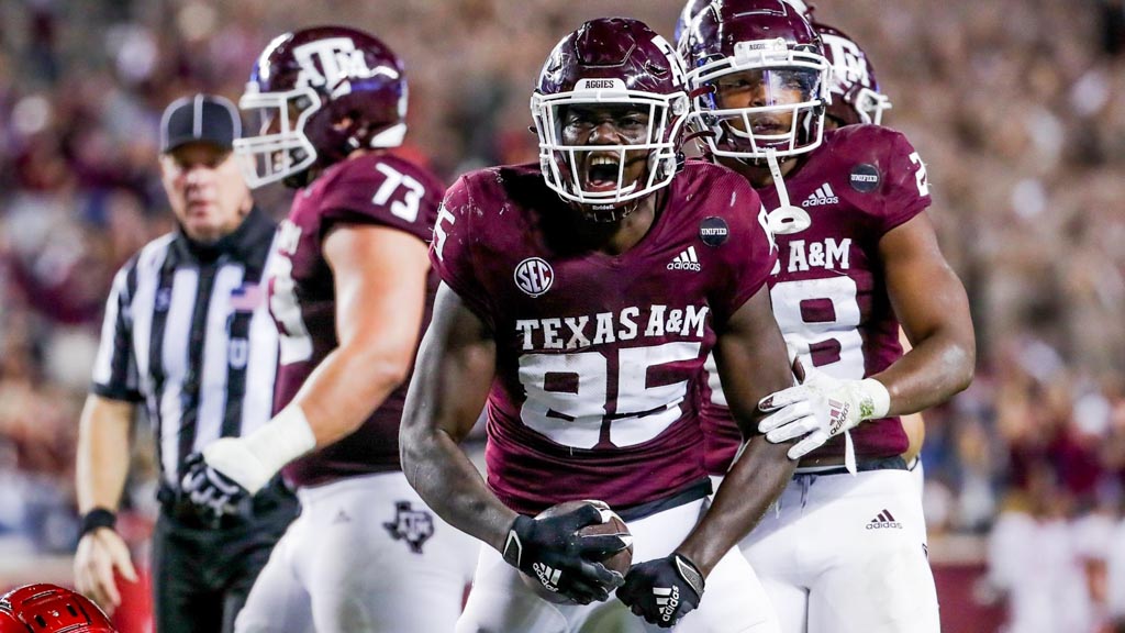 Aggies tight end Jalen Wydermyer celebrates.
