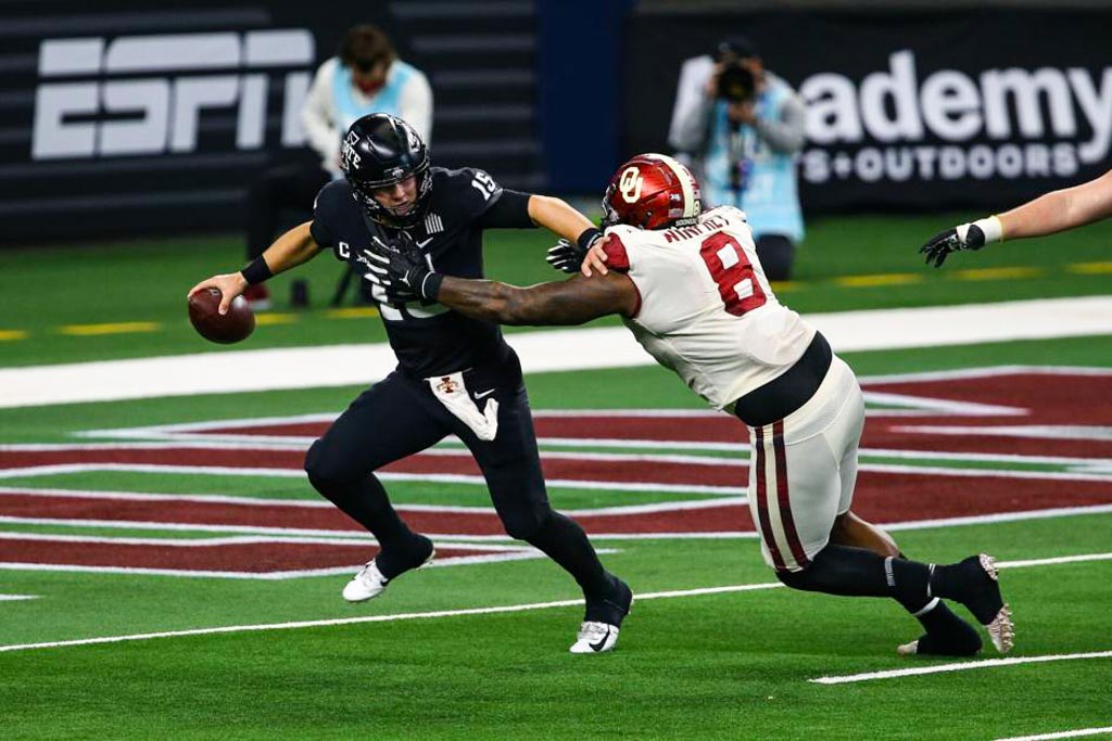 Oklahoma Sooners DT Perrion Winfrey chases iowa State QB Brock Purdy.